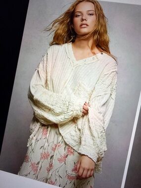 👀 ♥️POL V-Neck Long Sleeve Top with Stitch Detail- Off White